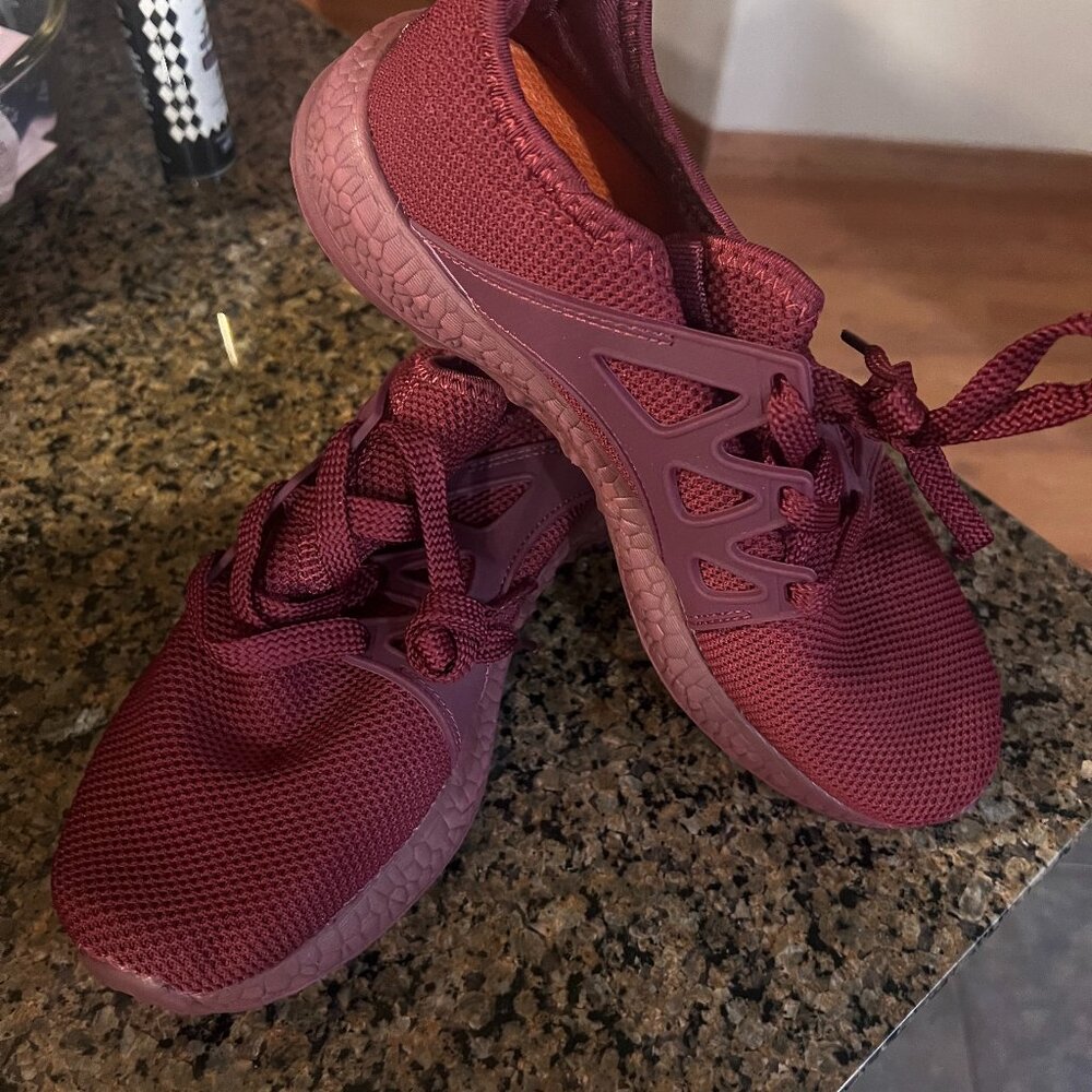Size 8 women's Marron Running Shoes